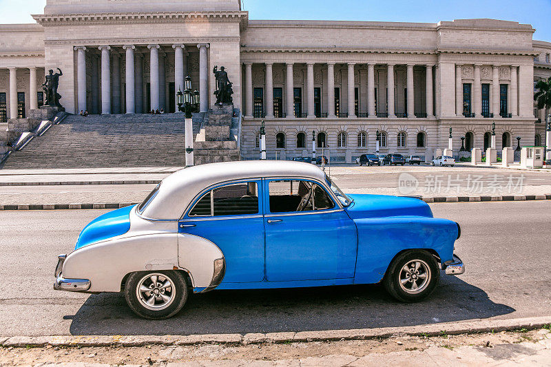 古巴哈瓦那El Capitolio前的老式蓝色汽车